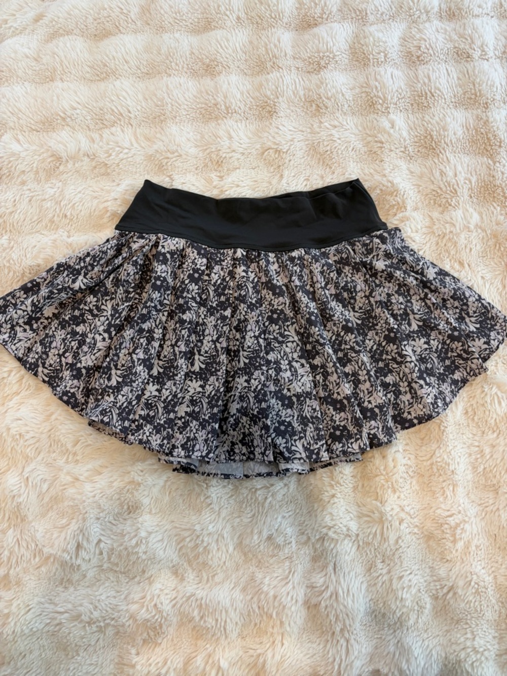 Like New Offline by Aerie Black Floral Athletic Skirt Size L